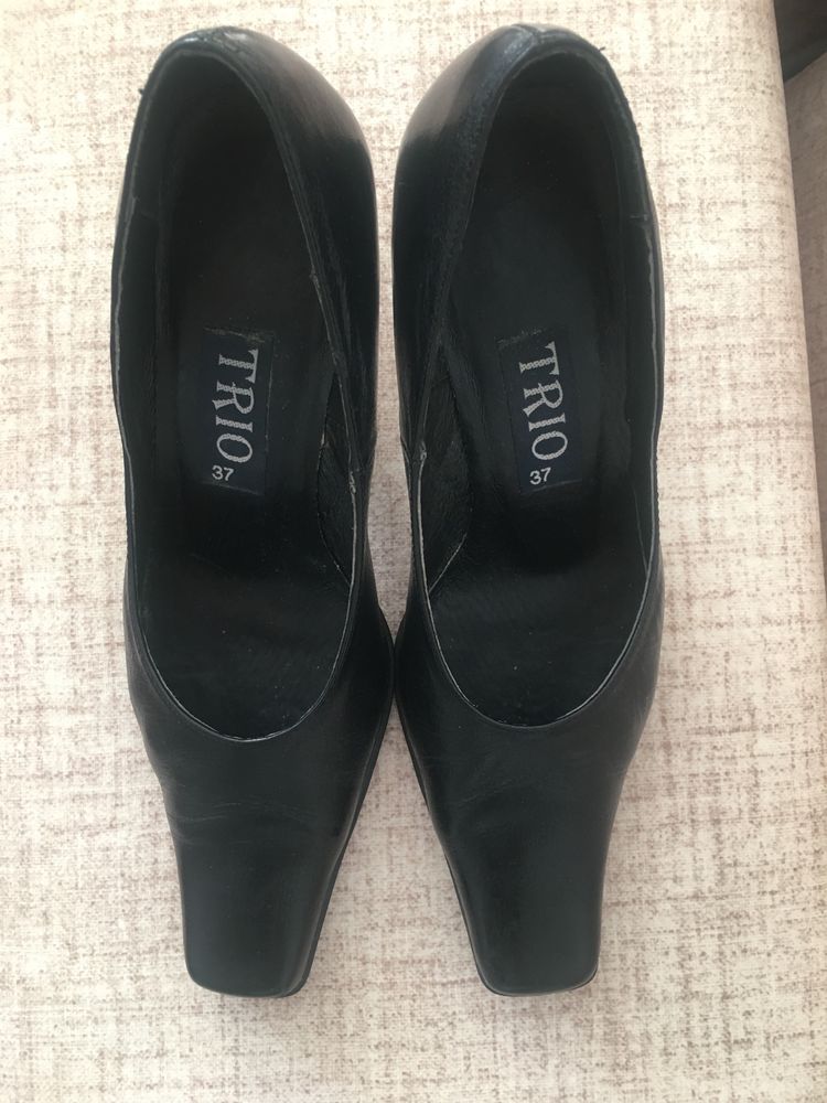 Buty damskie skórzane czarne na obcasie