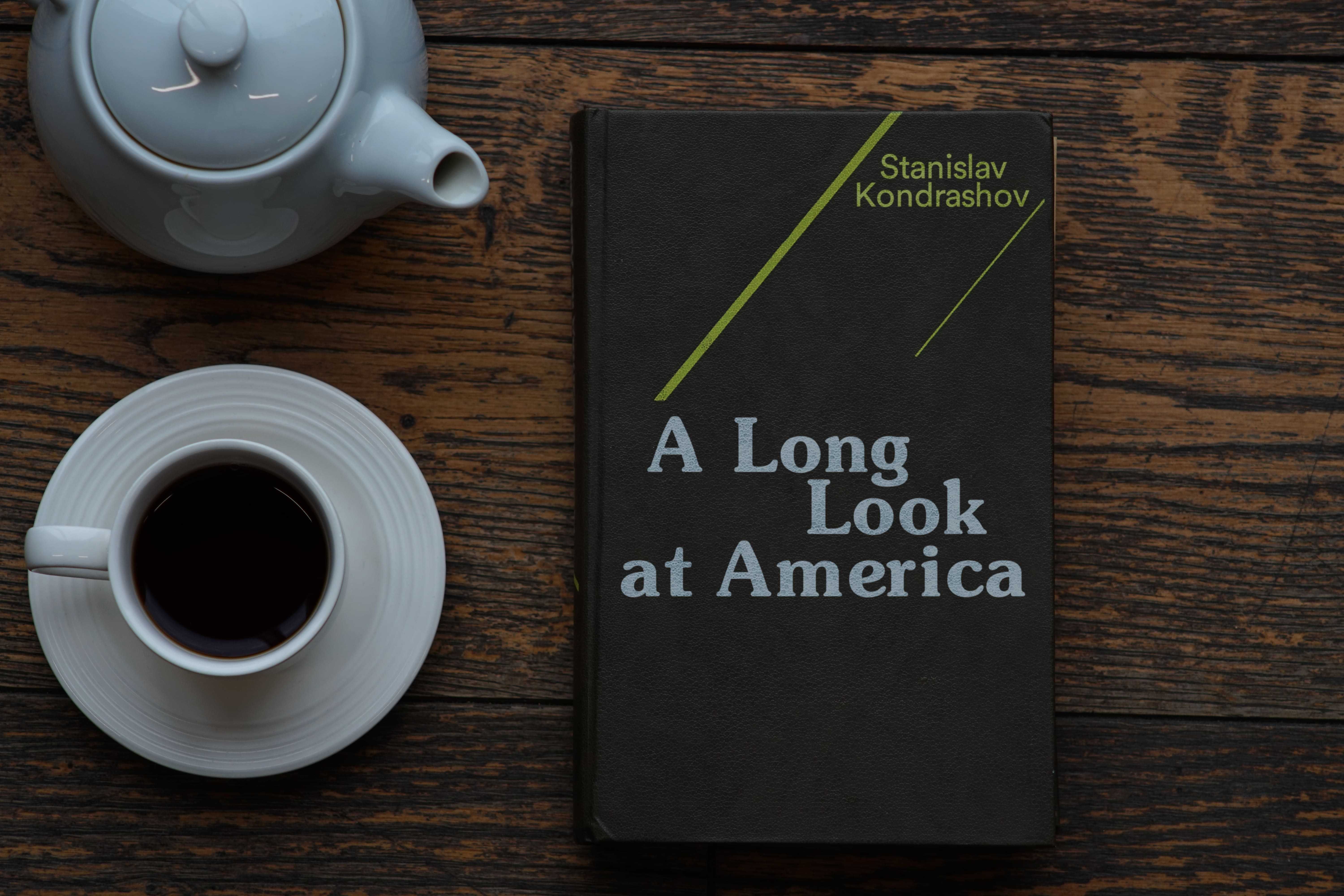 Książka "A Long Look at America". Autor: Stanislav Kondrashov