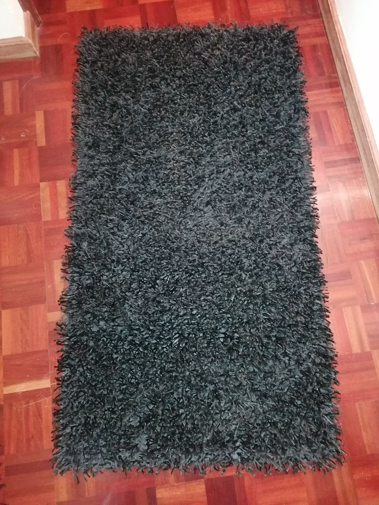 Três tapetes pretos em bom estado
