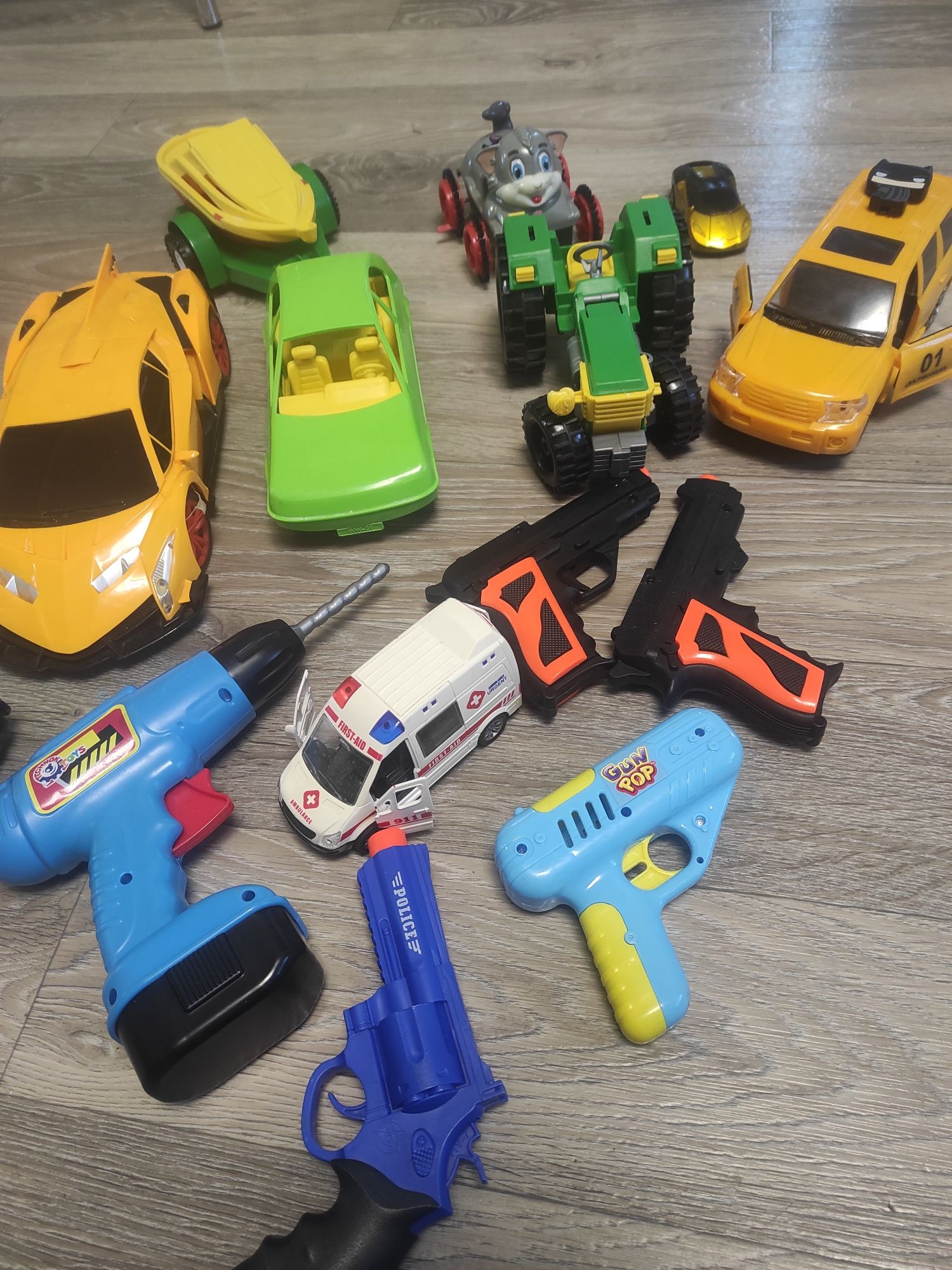 Лот іграшок ,машинки для хлопчика,пістолет ,катер