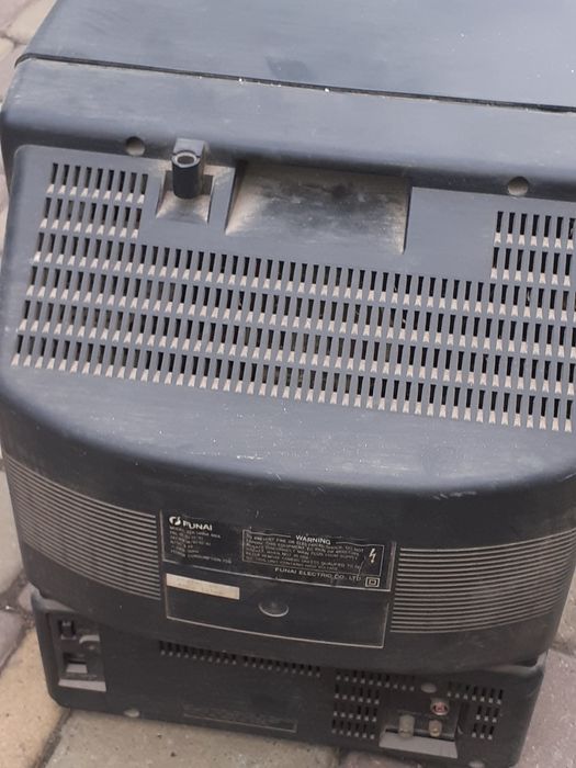 Телевізор з відеомагнітолою