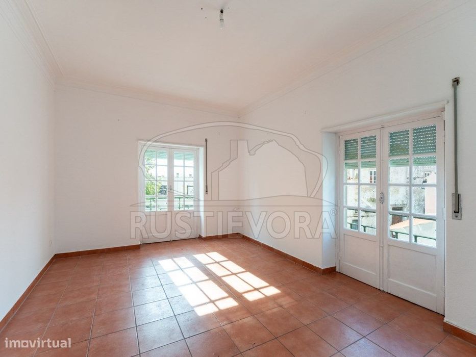 Apartamento T2, 1º andar, cozinha semi-equipada, com muita luminosi...