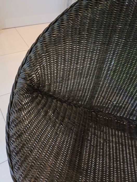 Vendo cadeirão preto em vime para quarto