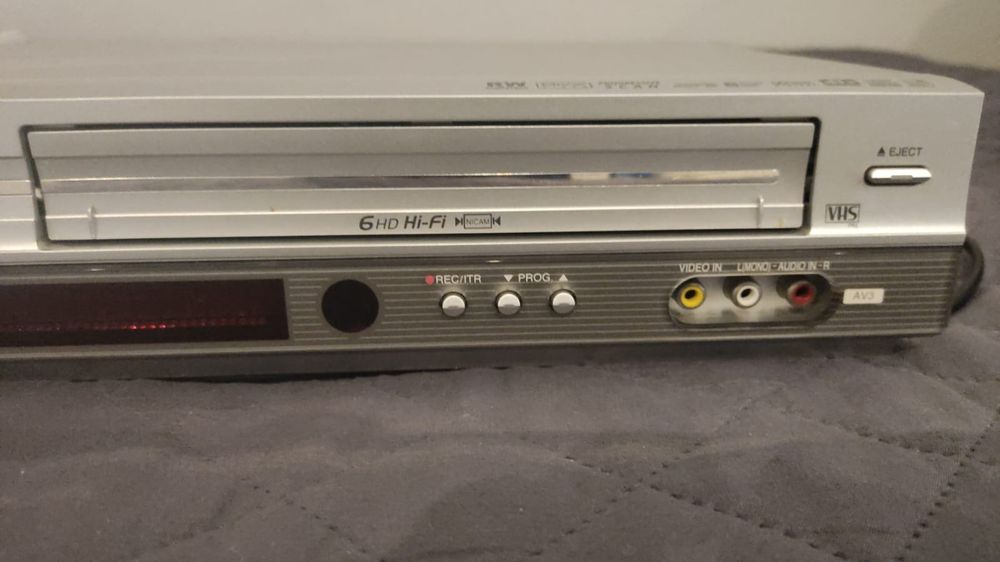 Odtwarzacz DVD VHS V8806V