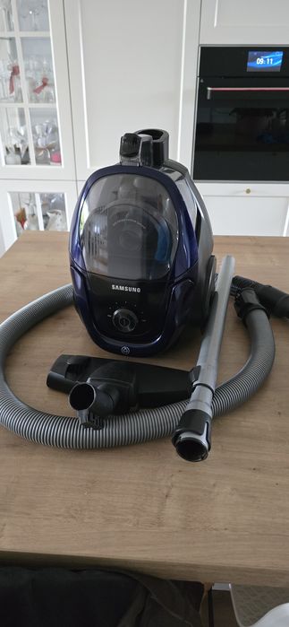 Mocny solidny bezworkowy odkurzacz SAMSUNG o mocy 700W.