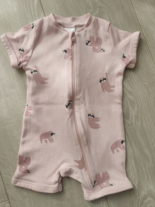 Rampers noworodkowy piżamka dla dziewczynki KappAhl 50 56 leniwce NOWY