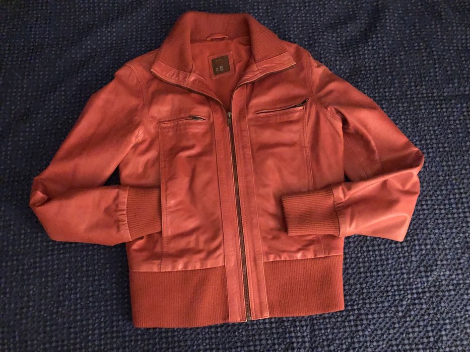 Blusão em pele , gola, punhos, e cos em malha