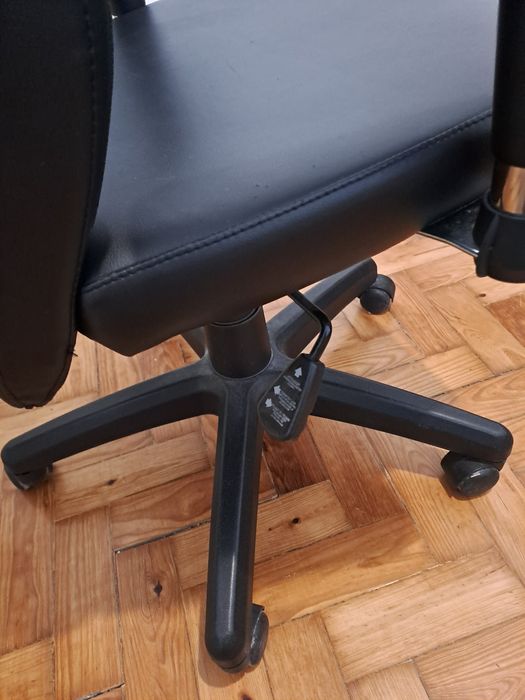 Cadeira de escritório giratória – FAMO