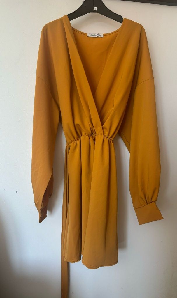 Vestido amarelo com cinto