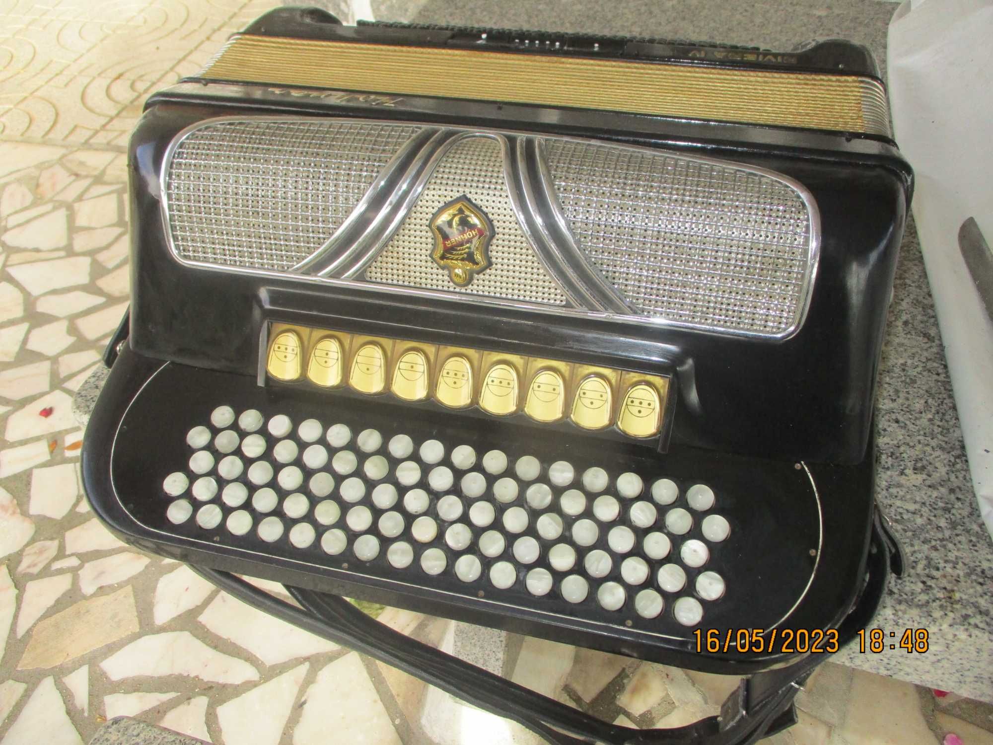 A cordeon Hohner Riviera á 4a voz, 12o baixos