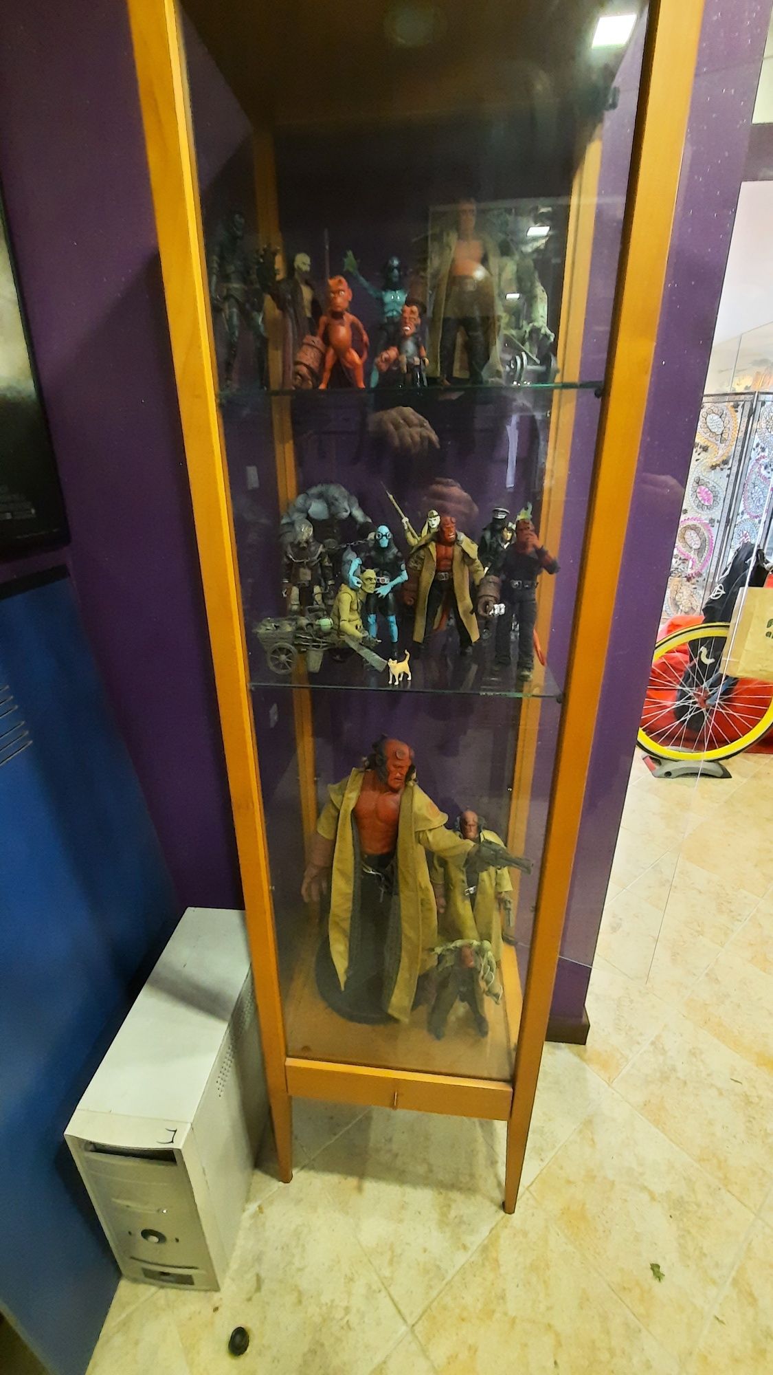 Coleção de figuras e estátua HELLBOY sideshow e mezco