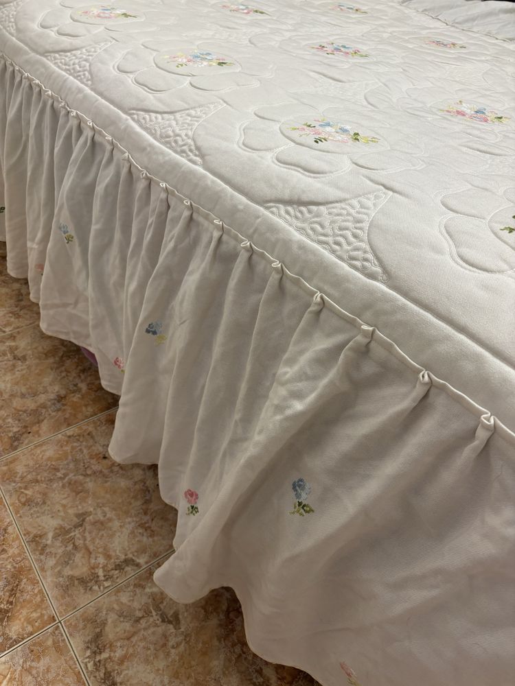 Colcha bordado manual com 107x190 + 42 cm de folho
