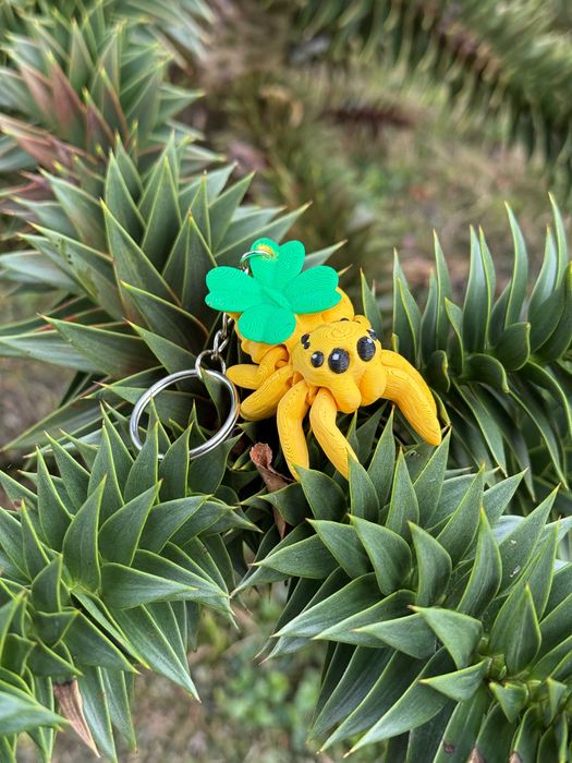 Skakun z koniczynką 3D przegubowy pajączek  – mini figurka i brelok!