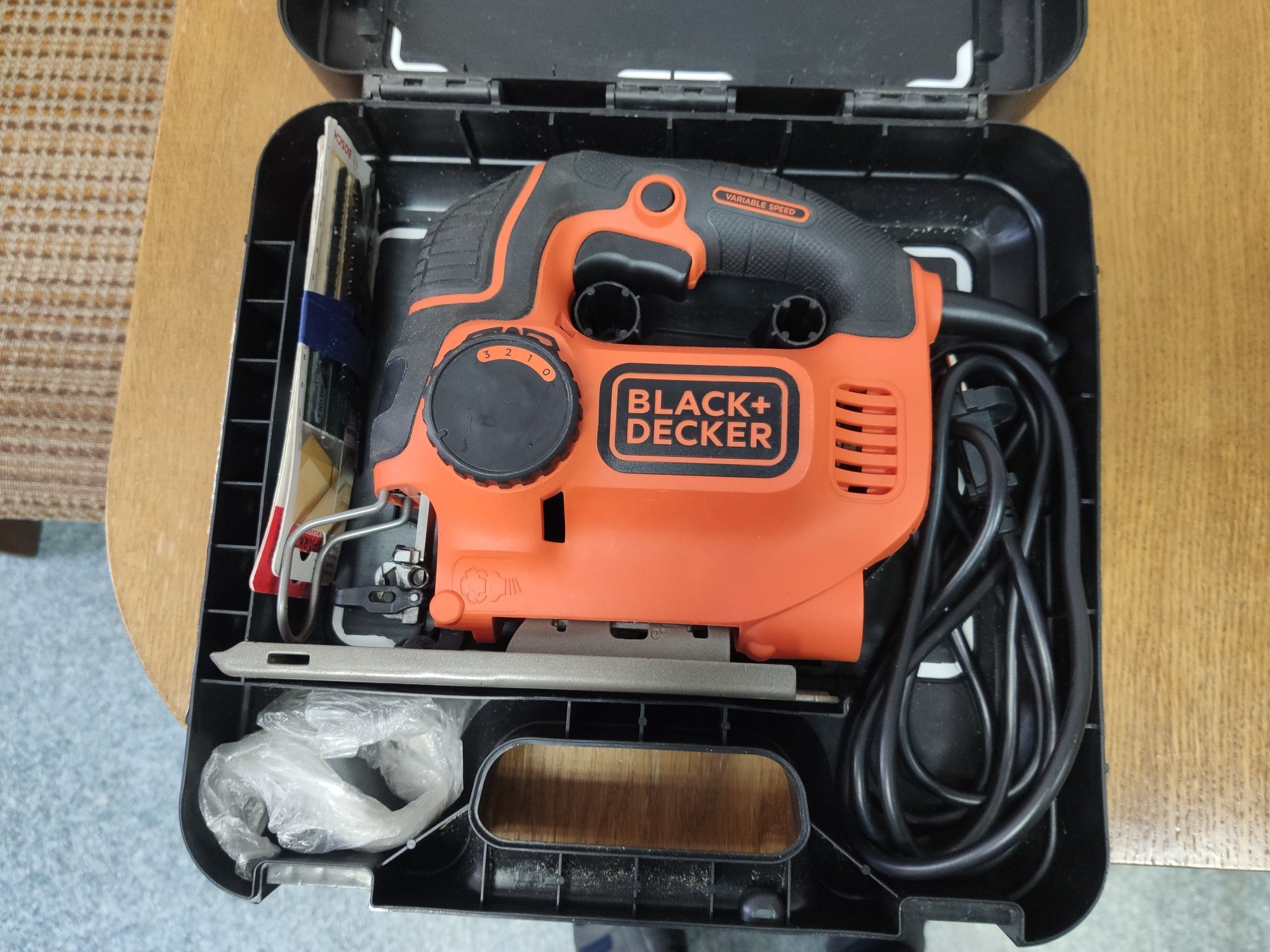 Продам електро лобзик Black and Decker