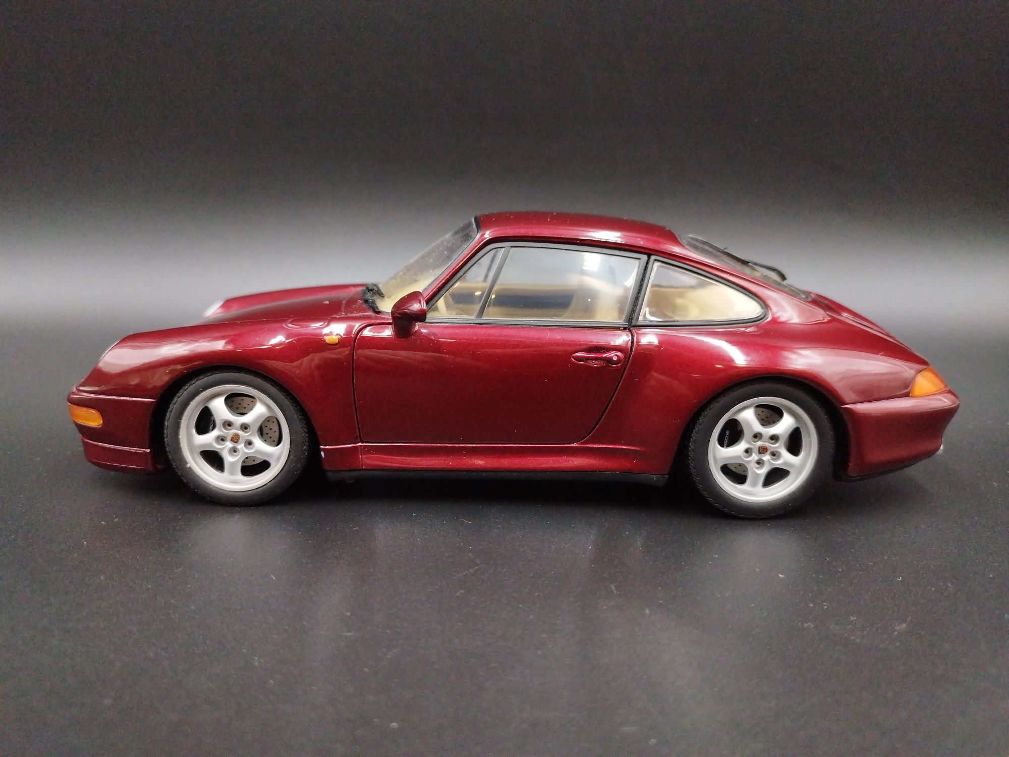 1:18 UT Models Porsche 911  Carrera S  model używany