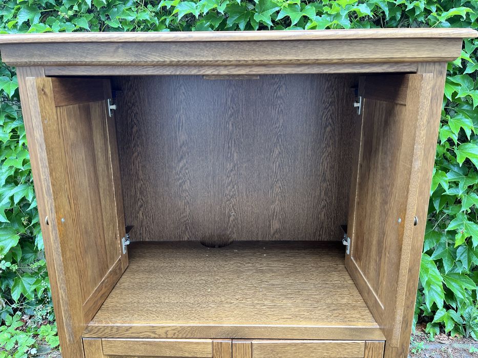 Drewniana szafa z półką na telewizor – otwierana od frontu