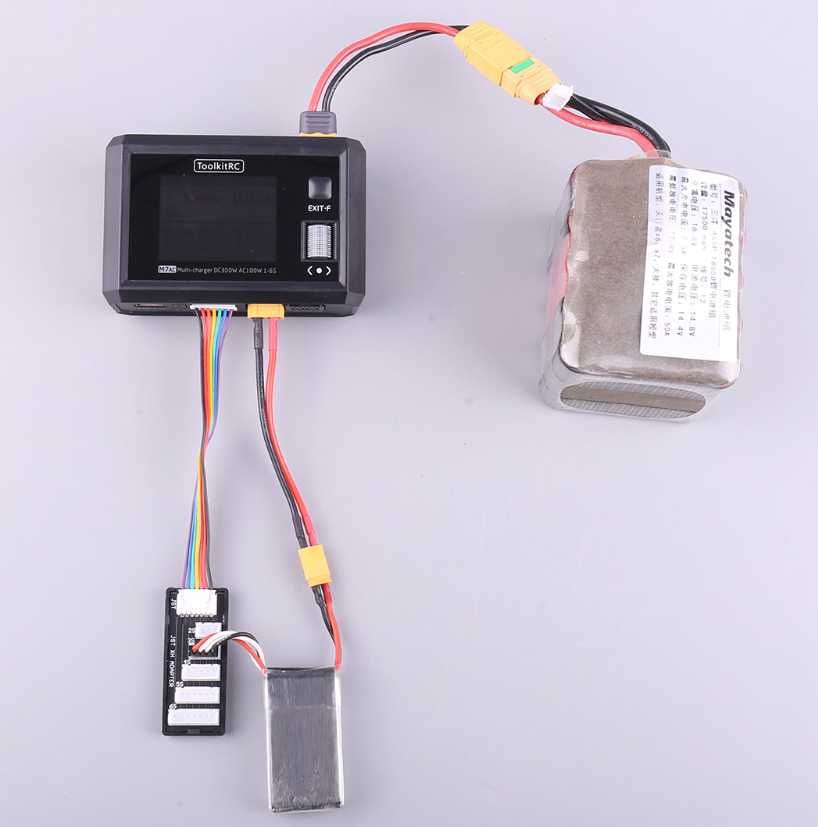 Зарядний пристрій ToolkitRC M7DAC 300W 15A 1-6S з вбудованим блоком Ж