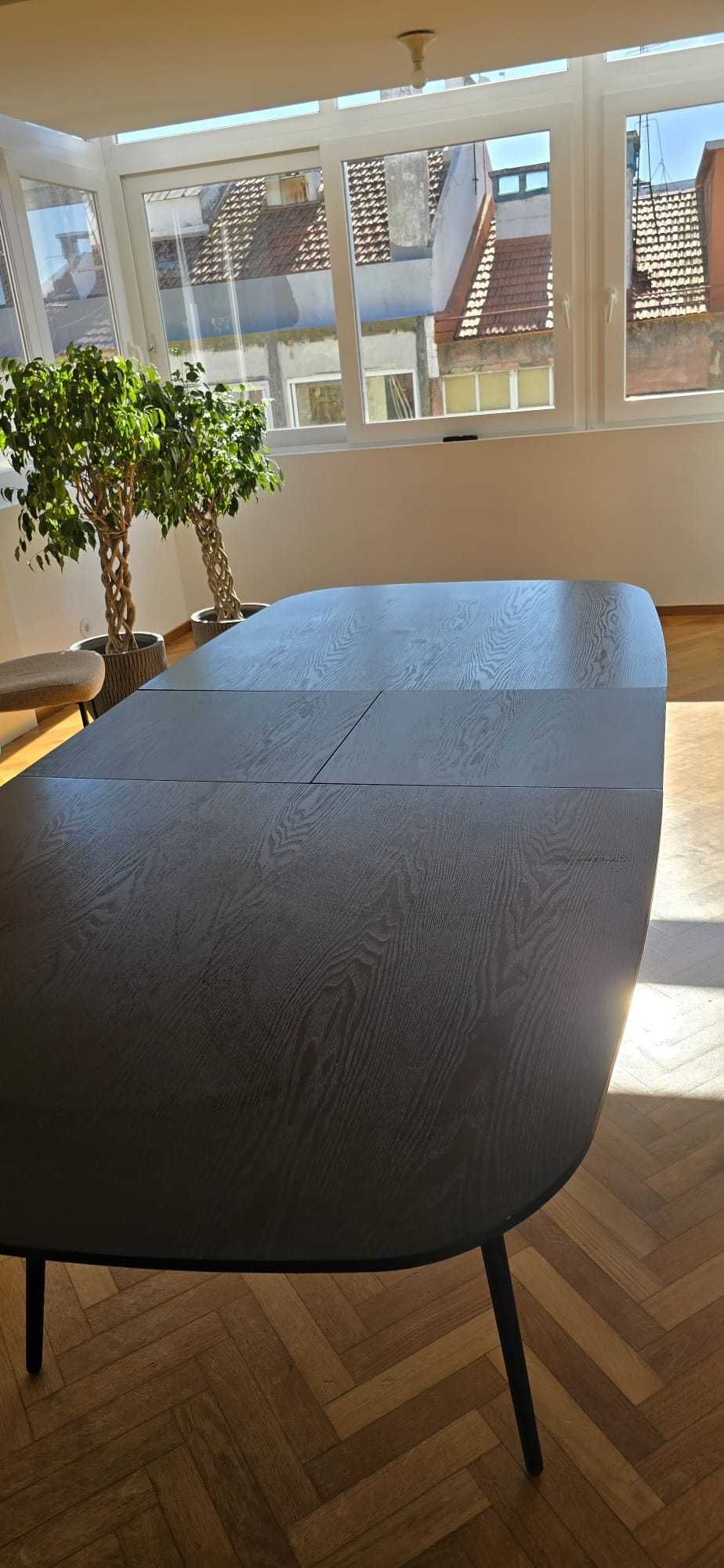 Mesa de jantar Area em madeira com pés de metal