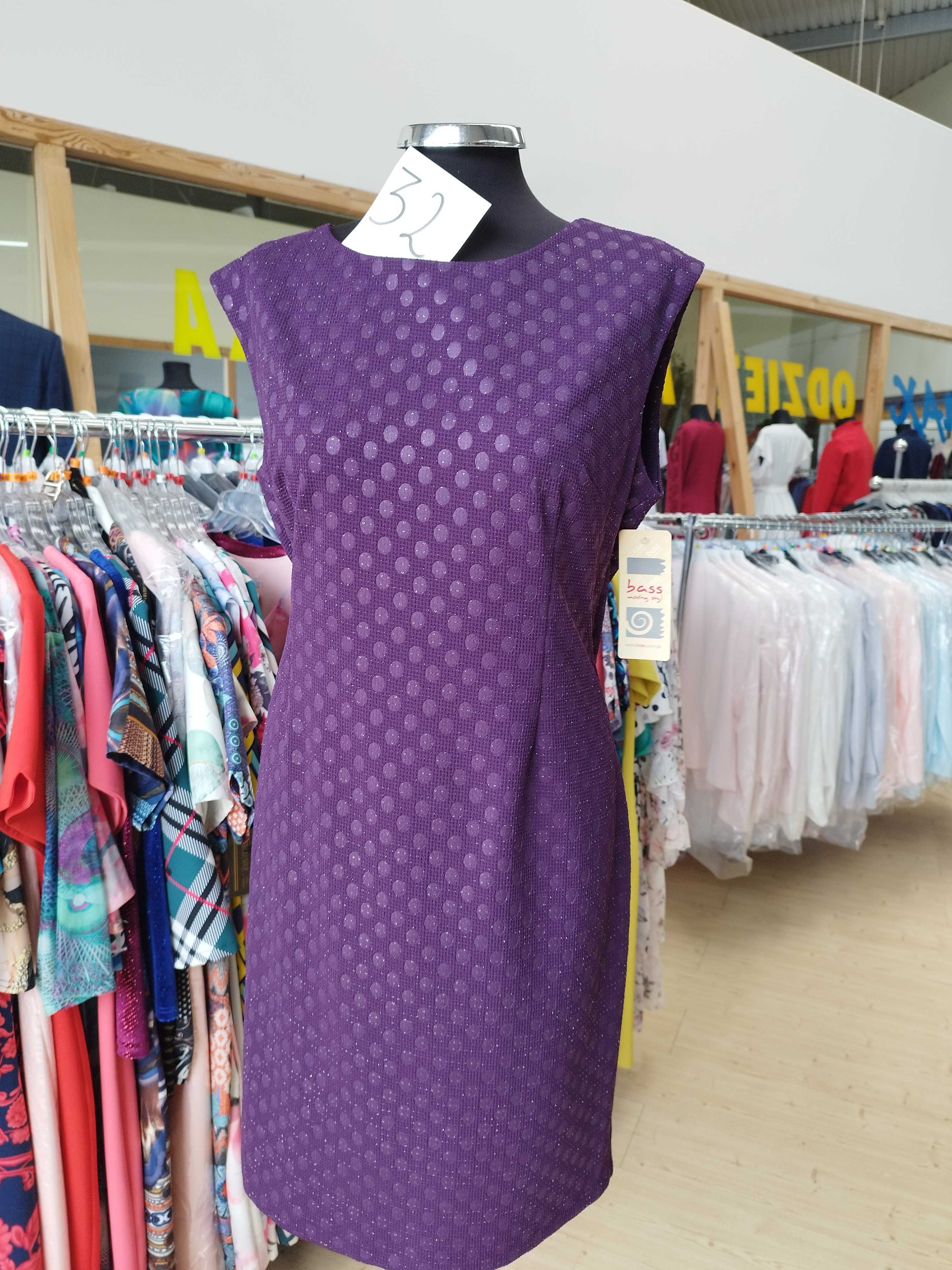 Fioletowa sukienka z krótkim rękawem z połyskiem