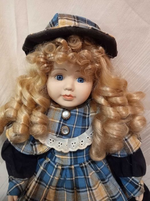 Вінтажна порцелянова лялька в клітчатій сукні / 40см