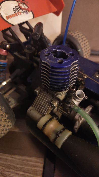 Carro telecomandado a gasolina