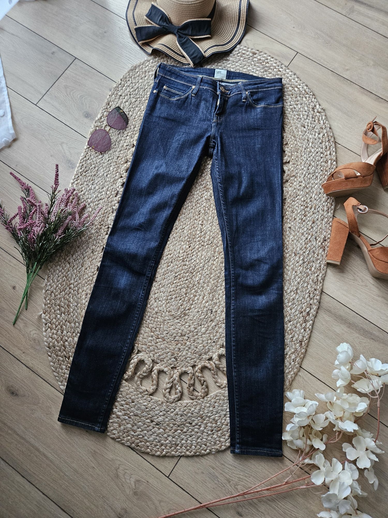 Klasyczne, proste jeansy damskie LEE – ciemny denim, idealne dopaso