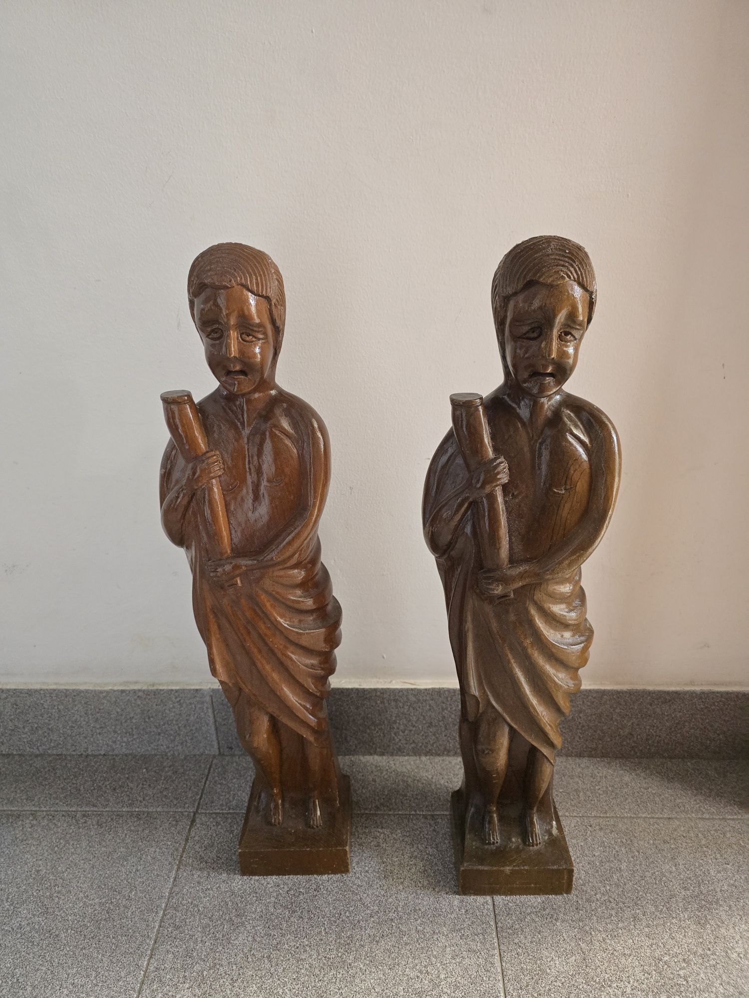 Duas figuras em madeira.
