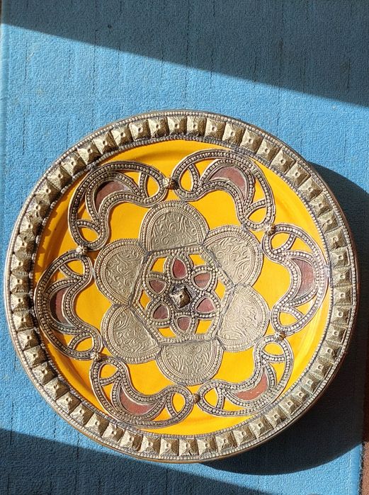 Prato decorativo origem México, com embutidos de latão e pele.