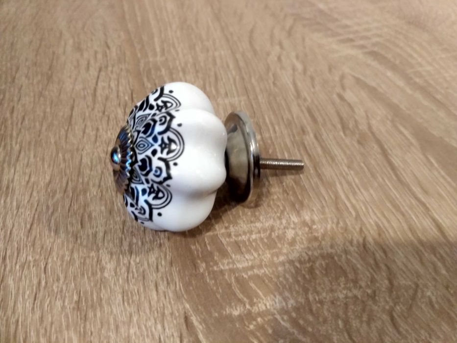 Jasna gałka z czarnym wzorem.Ceramiczny dla Szuflad