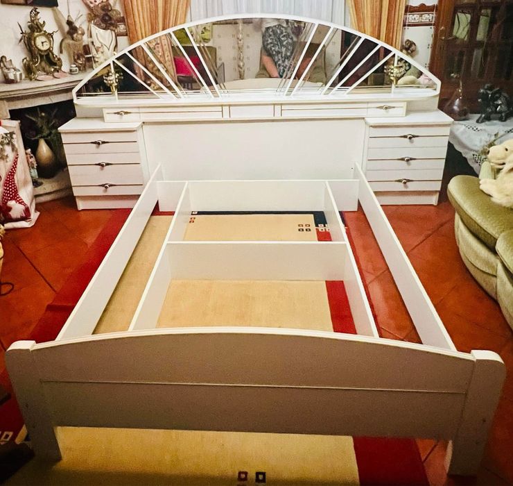 cama branca de casal com espelhos