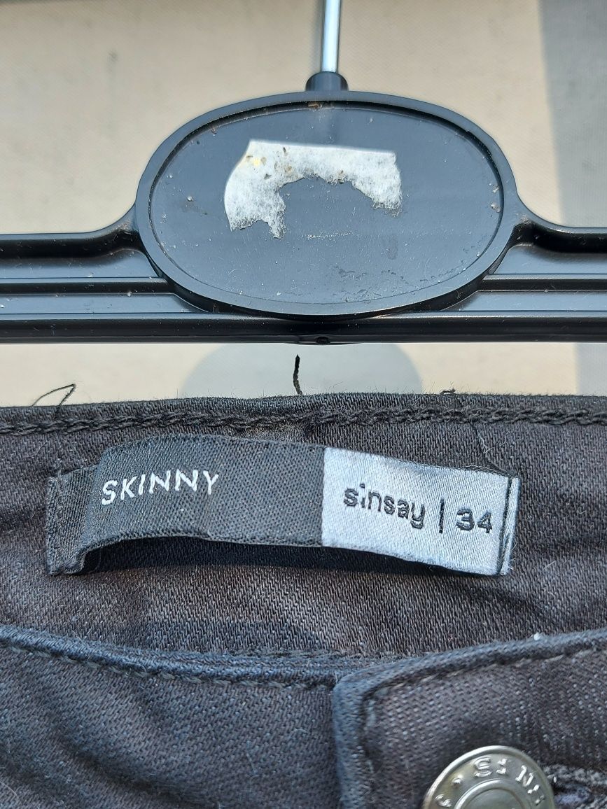 Spodnie czarne dziewczęce rozmiar 34 firma SINSAY