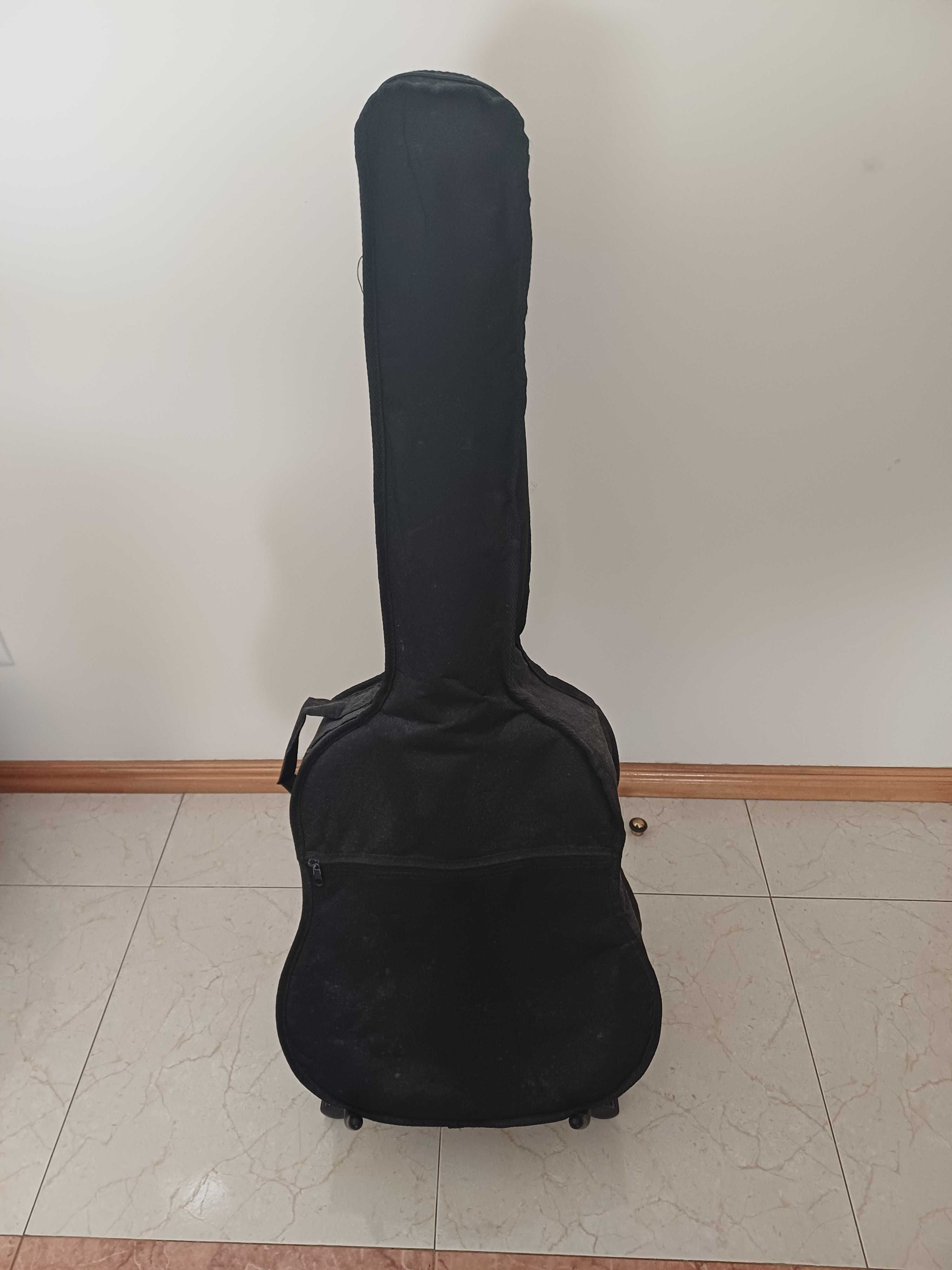 Guitarra Clássica em bom estado geral e com bom braço.