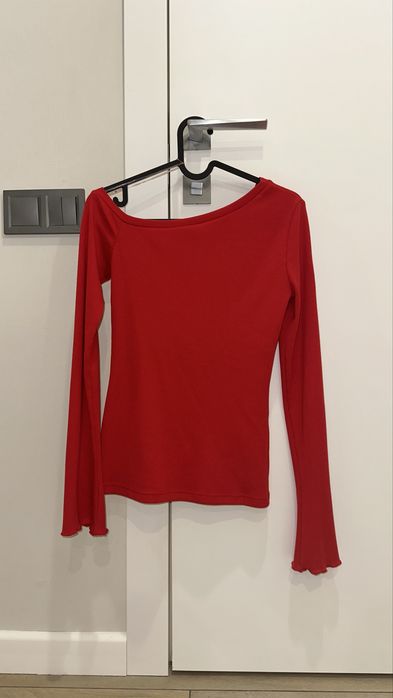 Червоний лонгслів tm byMe зі спущеним плечем