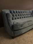 Welurowa pikowana sofa
