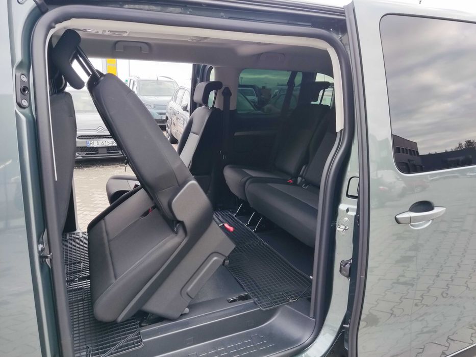 Wynajem Busa 8 i 9 osobowego Peugeot Traveller Automat, Nowy