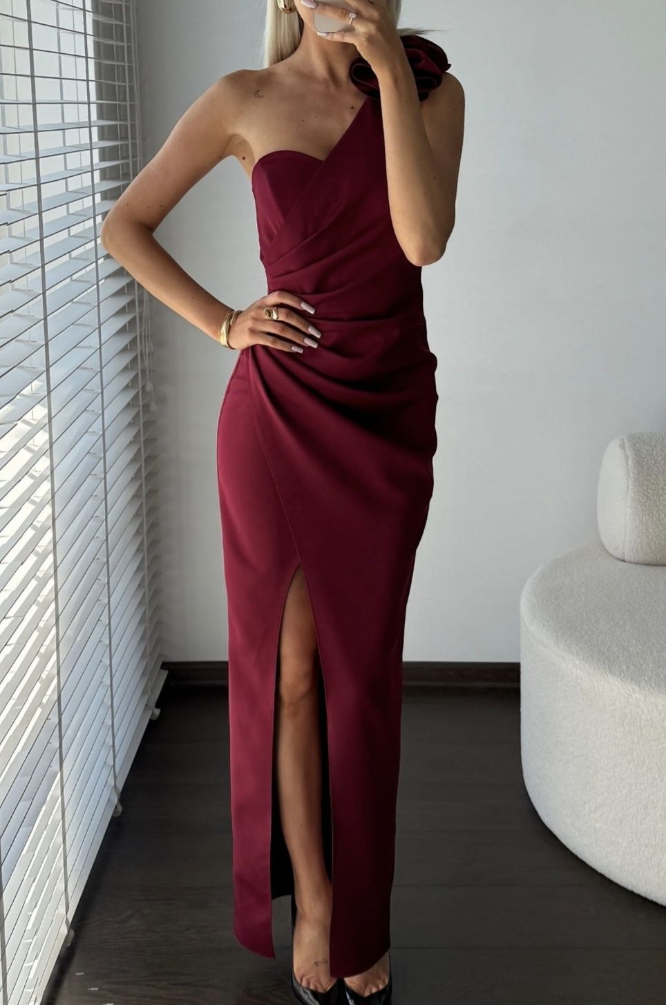 Sukienka maxi na jedno ramie marszczona RUBY bordowa XS