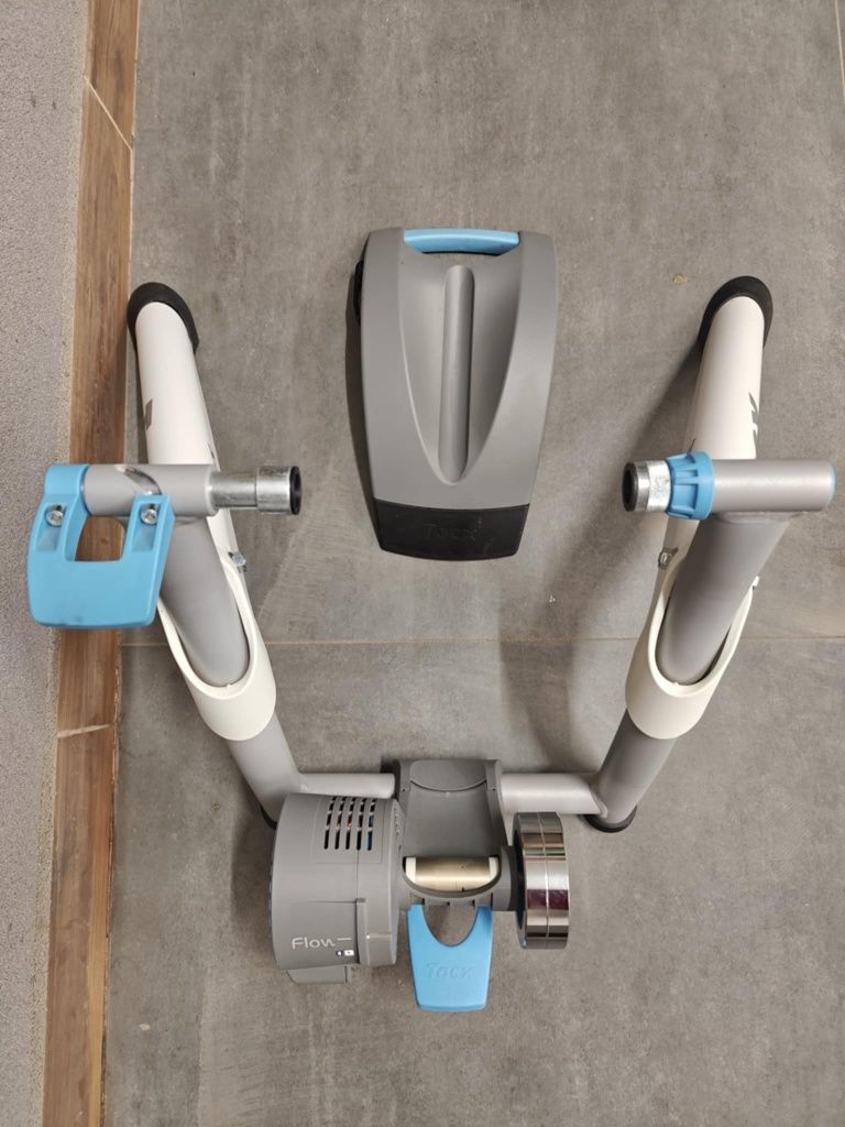 Trenażer Tacx Flow Smart + dodatki