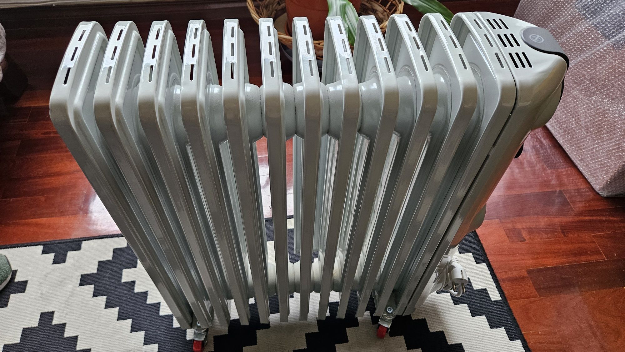 Aquecedor a óleo Delongui 2500W TRRS1225C