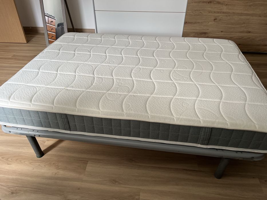 Estrado com colchão (cama)