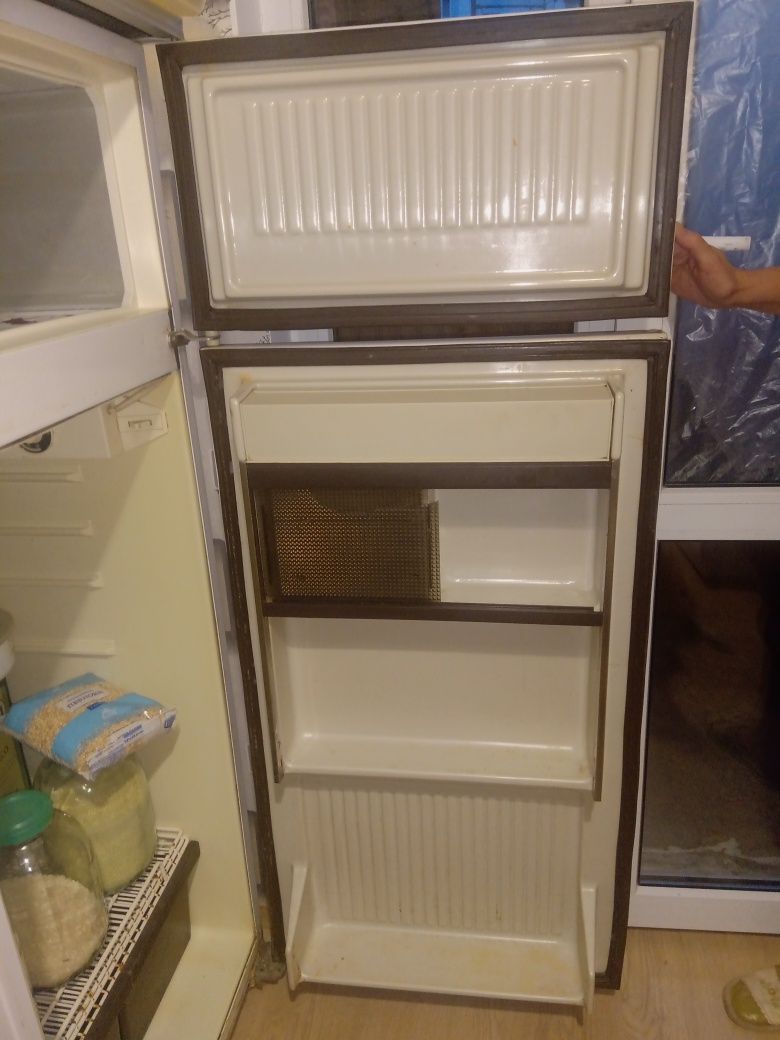 Продам холодильник Минск.