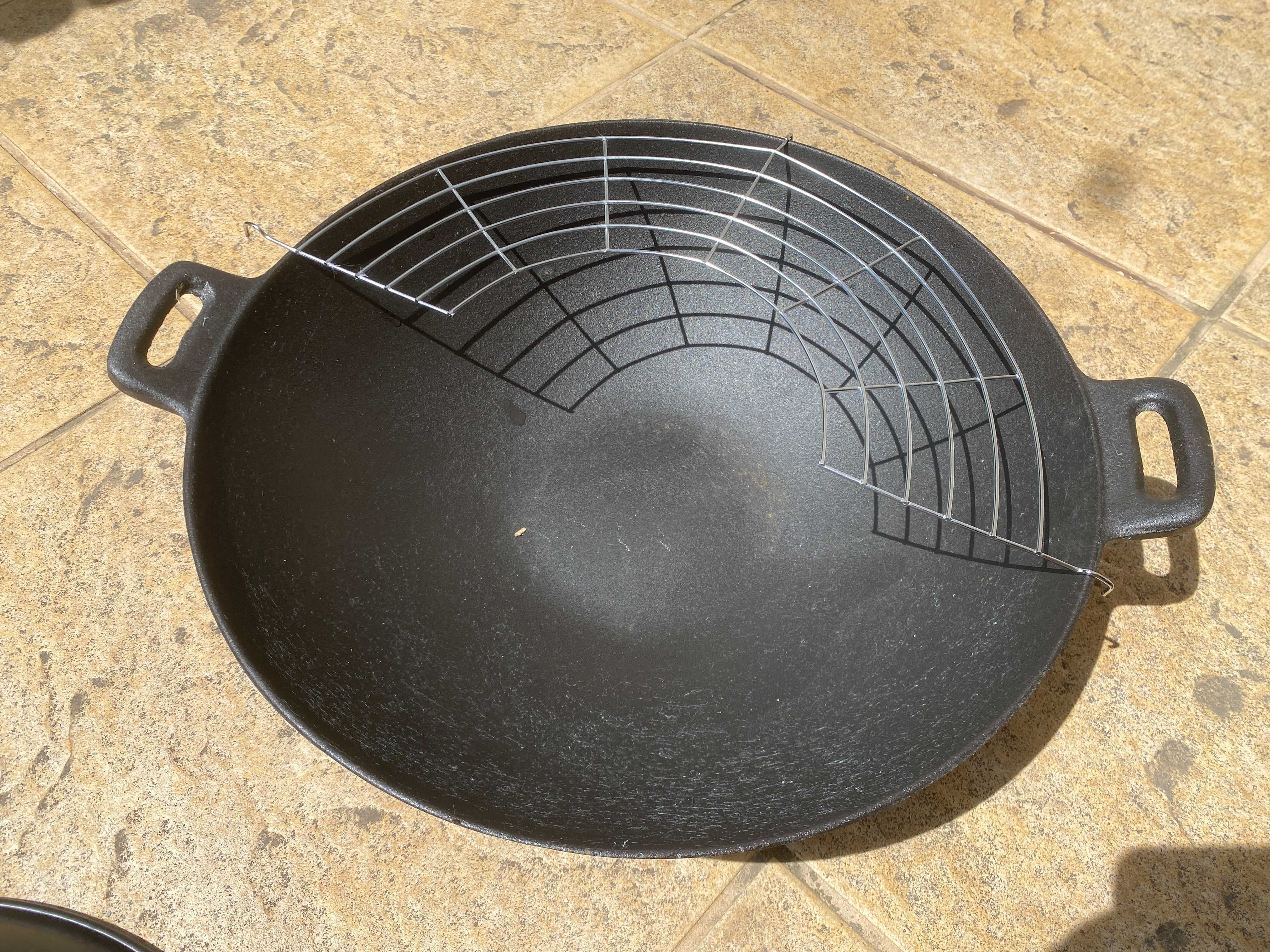 Wok żeliwny 37cm