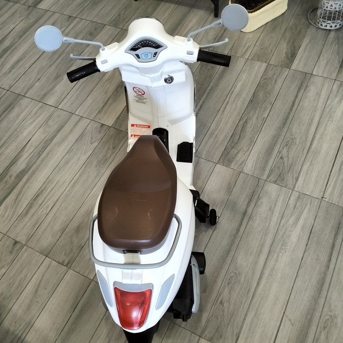 Vespa infantil elétrica