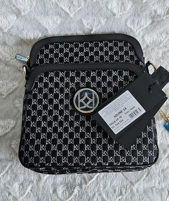 Śliczna Czarna listonoszka w miejskim stylu zdobiona szarym haftowanym