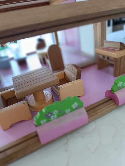 Casa de bonecas de madeira