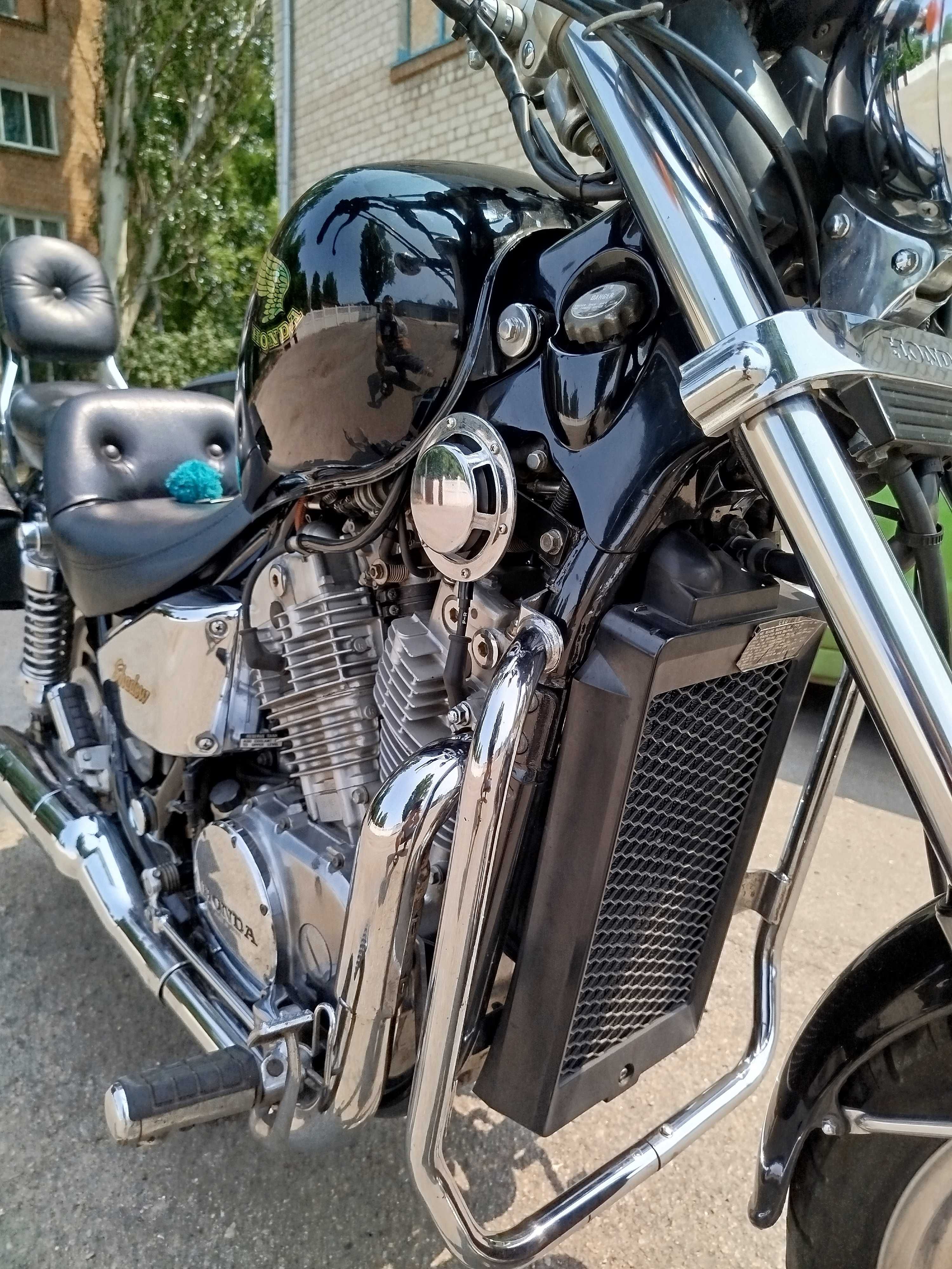 Продам мотоцикл Honda VT700C.