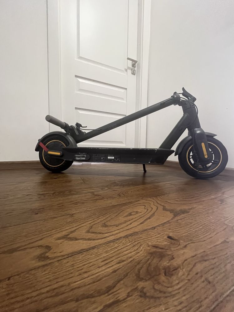 Електросамокат Ninebot max G30 ( в подарунок насос )