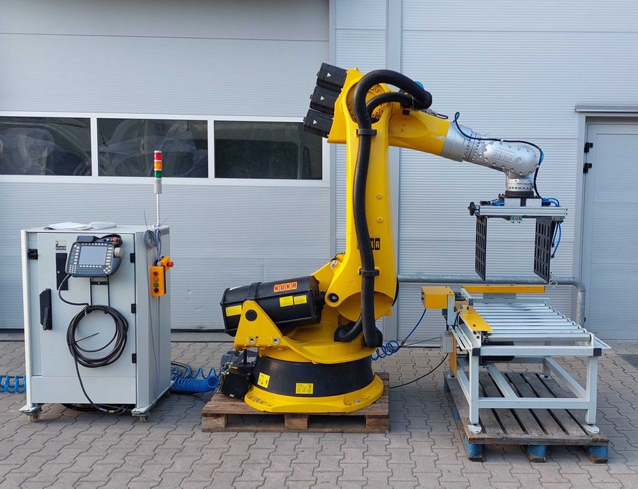 Paletyzator Paletyzer Zrobotyzowana paletyzacja kartonów KUKA FANUC