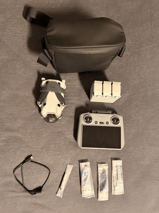 Dron DJI Mini 4 Pro Fly More Combo (RC 2)