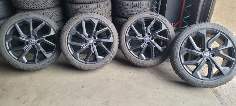 Nowe Felgi aluminiowe 19 MG 5x120 z nowymi oponami zima