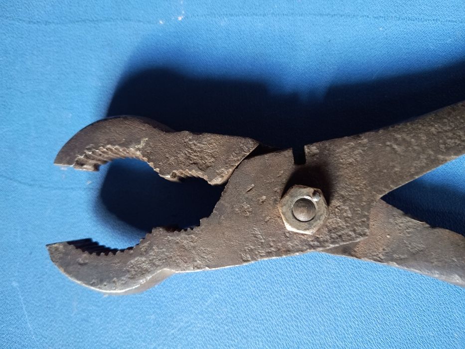 Stare, kute cęgi kowalskie, stare narzędzia.